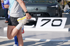 金色的晨光洒落浦江